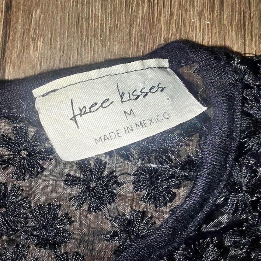 Free Kisses black floral lace sheer short sleeve top size M - Picture 2 of 4